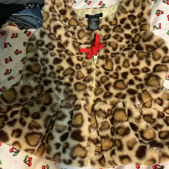 Rachel Zoe children’s fuzzy vest.  Size XS (4). - Picture 2 of 7